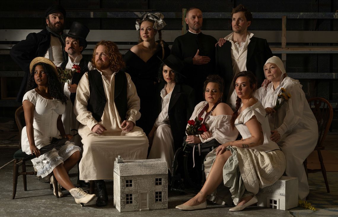 Cast Under Milk Wood yn eu gwisgoedd